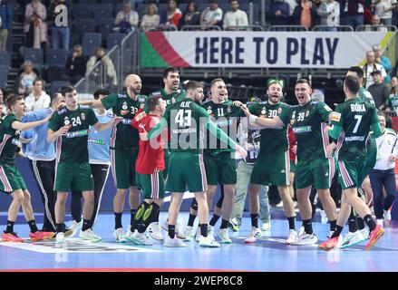 Zagreb, Kroatien. Januar 2024. Ungarische Spieler feiern, nachdem sie am 26. Januar 2024 in Köln das Endrunde der EHF Euro 2024 zwischen Ungarn und Slowenien in der Lanxess Arena gewonnen haben. Foto: Sanjin Strukic/PIXSELL Credit: Pixsell/Alamy Live News Stockfoto