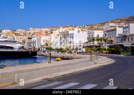 Ermoupoli, GR - 9. August 2023: Hafen und Uferpromenade von Ermoupoli Stockfoto