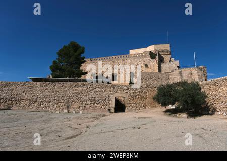 Überreste der Burg Miravet im hübschen historischen Dorf Miravet am Ufer des Flusses Ebro, Tarragona, Katalonien, Spanien, Europa Stockfoto