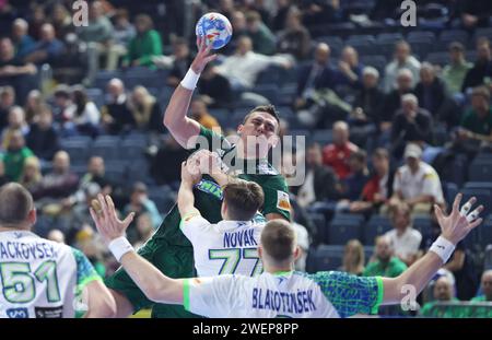 Zagreb, Kroatien. Januar 2024. Bodo Richard von Ungarn schießt während des Endrundenspiels der EHF Euro 2024 zwischen Ungarn und Slowenien am 26. Januar 2024 in der Lanxess Arena in Köln. Foto: Sanjin Strukic/PIXSELL Credit: Pixsell/Alamy Live News Stockfoto