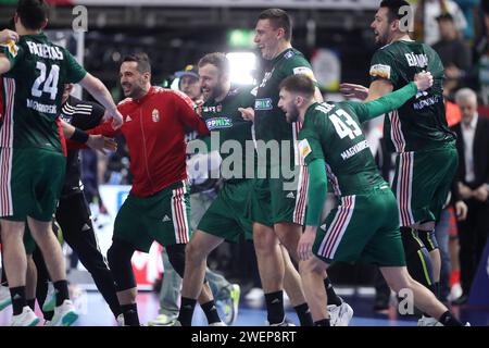 Zagreb, Kroatien. Januar 2024. Ungarische Spieler feiern, nachdem sie am 26. Januar 2024 in Köln das Endrunde der EHF Euro 2024 zwischen Ungarn und Slowenien in der Lanxess Arena gewonnen haben. Foto: Sanjin Strukic/PIXSELL Credit: Pixsell/Alamy Live News Stockfoto