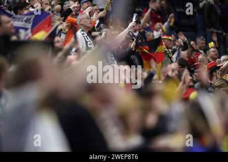 Zagreb, Kroatien. Januar 2024. Die Fans jubeln beim Endrunde der EHF Euro 2024 zwischen Ungarn und Slowenien am 26. Januar 2024 in der Lanxess Arena in Köln an. Foto: Sanjin Strukic/PIXSELL Credit: Pixsell/Alamy Live News Stockfoto