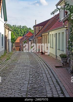 Blick auf eine Gasse in der Altstadt von Plau am See, Mecklenburg-Vorpommern, Deutschland Stockfoto