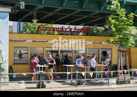 Konnopkes Imbiss, die bekannteste Snackbar Berlins, ist seit 1930 bei Touristen und Berlinern beliebt Stockfoto