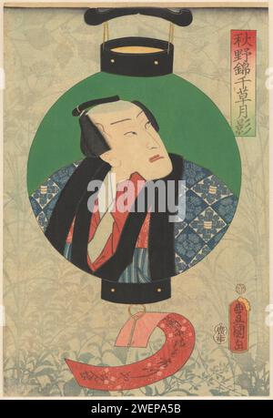 Schauspieler Nakamura SHIKAN in Einer Lampe, Utagawa Kunisada (I), 1861 drucken Eine grüne Papierlaterne mit dem Büstenporträt eines japanischen Mannes, der nach rechts blickt. Unter der Laterne ein roter Streifen Papier, auf dem ein Gedicht geschrieben ist. Vor grün-blauem Hintergrund mit Herbstpflanzen. Der dargestellte Mann ist der Kabuki-Schauspieler Nakamura Shikan in der Rolle des Ichikawaya Ranchô. Der Hintergrund stellt ein Mondbeleuchtungsfeld im Herbst dar. Papierfarbe Holzschnitt Porträt von Schauspieler, Schauspielerin. Laterne Stockfoto