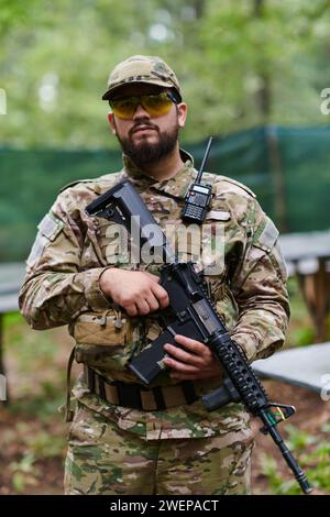 Elite-Soldat strahlt zielgerichtete Entschlossenheit und Bereitschaft aus, vorbereitet für eine gefährliche Militäroperation, die das Wesen von Mut und einfängt Stockfoto