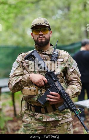 Elite-Soldat strahlt zielgerichtete Entschlossenheit und Bereitschaft aus, vorbereitet für eine gefährliche Militäroperation, die das Wesen von Mut und einfängt Stockfoto