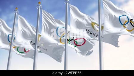 Paris, FR, 12. Oktober 2023: Paris 2024 und die Fahnen der Olympischen Spiele winken an klaren Tagen im Wind. Internationales Sportereignis. Illustrative editori Stockfoto