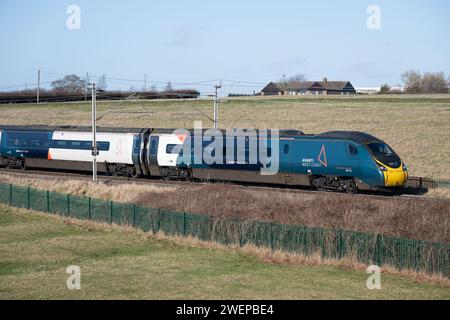 Avanti West Coast Pendolino Electric Train, Northamptonshire, Großbritannien Stockfoto