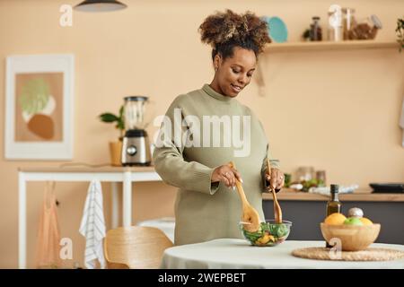 Lächelnde Werdende Mutter, Die Eine Diät Vorbereitet Stockfoto