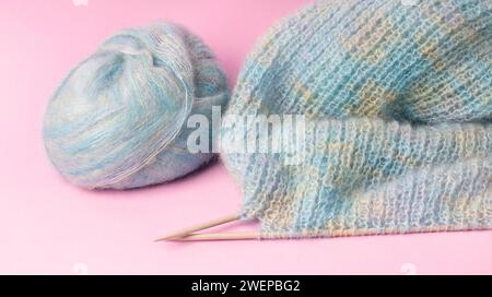 Colored yarn balls and knitting needles isolated on pink Stockfoto