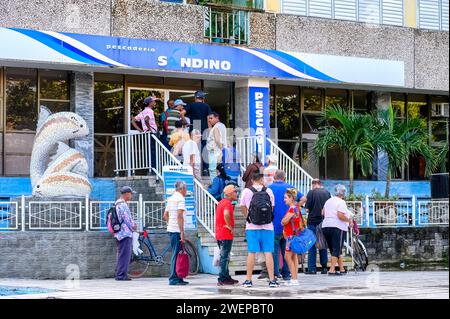 kubaner in Pescavilla, warten in der Schlange, santa clara, kuba, 2024 Stockfoto