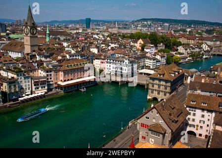 Zürich: Panoramablick auf die Innenstadt, mit dem Glockenturm von St. Peter's Church und der Fluss Limmat Stockfoto