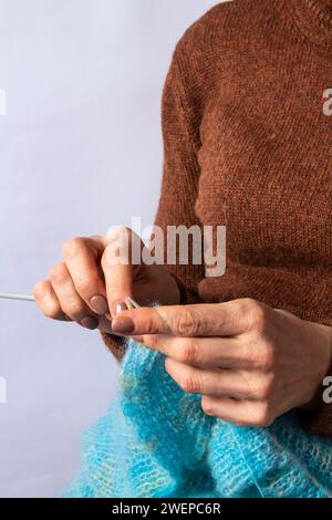 Nahaufnahme des Handstrickens. Prozess des Strickens. Handgefertigt. Stockfoto