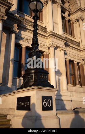 Eine architektonische Außenansicht von J.P. Morgan Asset Management am 60 Victoria Embankment in der City of London, dem Finanzviertel der Hauptstadt, am 26. Januar 2024 in London, England. JPMorgan Chase & Co. Ist ein US-amerikanisches multinationales Finanzdienstleistungsunternehmen mit Hauptsitz in New York City und Sitz in Delaware. Sie ist die größte Bank in den Vereinigten Staaten und nach Marktkapitalisierung die größte Bank der Welt ab 2023. Stockfoto