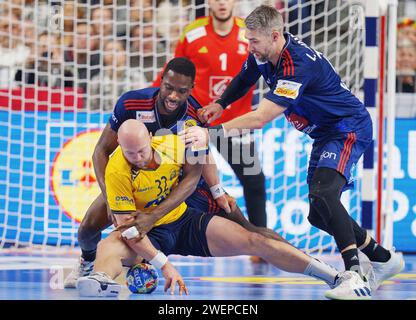 Der schwedische Oscar Bergendahl wird von Luka Karabatic und Karl Konan im Halbfinale zwischen Schweden und Frankreich bei der EHF 2024 Herren Handball Europameisterschaft in der Lanxness Arena in Köln verteidigt, Freitag, 26. Januar 2024 Credit: Ritzau/Alamy Live News Stockfoto