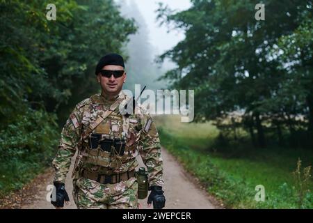 Elite-Soldat strahlt zielgerichtete Entschlossenheit und Bereitschaft aus, vorbereitet für eine gefährliche Militäroperation, die das Wesen von Mut und einfängt Stockfoto