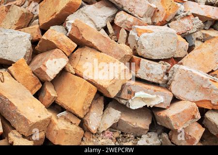 Alte Bruchziegel in einem Stapel, Hintergrund oder Textur Stockfoto