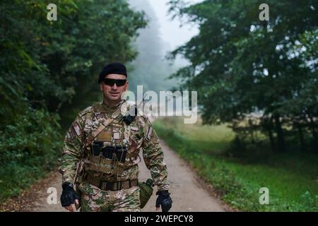 Elite-Soldat strahlt zielgerichtete Entschlossenheit und Bereitschaft aus, vorbereitet für eine gefährliche Militäroperation, die das Wesen von Mut und einfängt Stockfoto