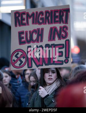 26. Januar 2024, Hessen, Frankfurt/Main: Mehrere tausend Menschen demonstrieren in Frankfurt gegen Rechtsextremismus und AfD. Auf einem der Plakate steht „Remigration to your Knie“. Foto: Boris Roessler/dpa Credit: dpa Picture Alliance/Alamy Live News Stockfoto