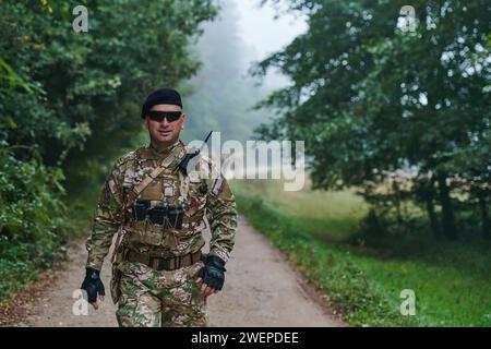 Elite-Soldat strahlt zielgerichtete Entschlossenheit und Bereitschaft aus, vorbereitet für eine gefährliche Militäroperation, die das Wesen von Mut und einfängt Stockfoto