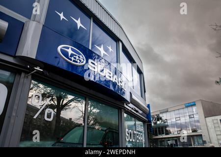 Abbildung eines Schildes mit dem Logo von Subaru an der örtlichen Händlerniederlassung in Riga, Lettland. Subaru ist der Automobilhersteller der japanischen Trans Stockfoto