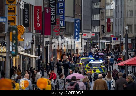 Bild der Adalbertstraße mit Geschäften und Geschäften an einem samstagnachmittag mit einer Menschenmenge in Aachen, Deutschland. Stockfoto