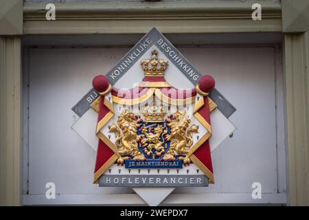 Bild eines Schildes eines Hofleveranciers des niederländischen Hofes in Maastricht, niederlande. Königliche Ernennungsbefehle wurden seit Jahrhunderten ausgestellt Stockfoto