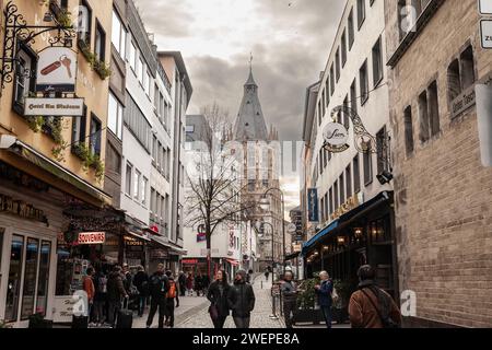 Bild der Kölner Straße unter Taschenmache an einem sonnigen Nachmittag. Es ist eine Fußgängerzone in der Kölner Altstadt, Köln Altstadt. Stockfoto