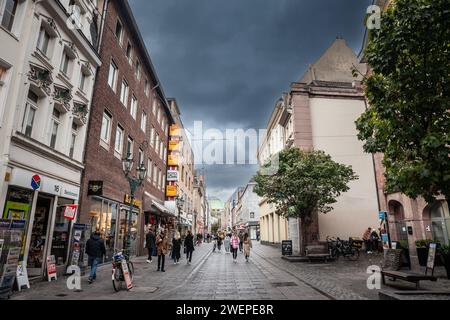 Bild einer Fußgängerzone in Düsseldorf mit Fast-Food-Gebäuden im Stadtzentrum. Düsseldorf ist eine Stadt in Westdeutschland, für die es bekannt ist Stockfoto