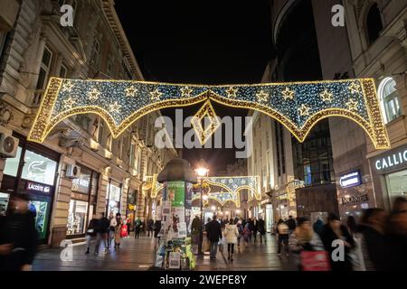 Bild der Belgrader Weihnachtsdekoration auf der Kneza Mihailova (knez mihailo) Straße bei Nacht mit einer Menge Fußgänger zu Fuß in Belgrad, Stockfoto