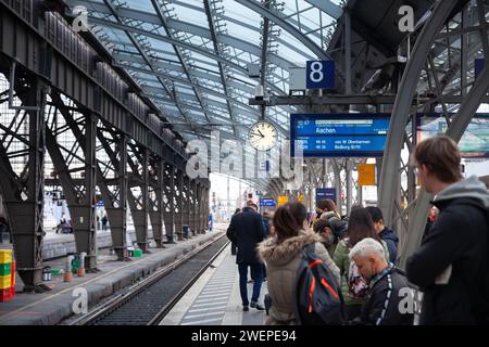 Bild von Menschen, die in Köln Hbf auf Züge warten. Der Köln Hauptbahnhof ist ein Bahnhof in Köln, GE Stockfoto