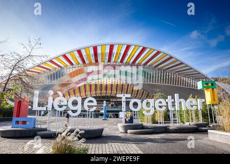 Bild vom Eingang des Bahnhofs Lüttich-Guillemins. Der Hauptbahnhof Lüttich ist der Bahnhof Lüttich-Guillemins, offiziell Lüttich-Guillemins Stockfoto