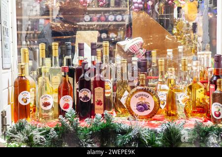 Bild von verschiedenen Rakijas, ausgestellt in Belgrad, auf einem Markt in Serbien. Raki, Raki oder Raki ist der Sammelbegriff für Obstbrand, der in der populär ist Stockfoto