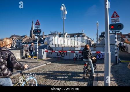 Bild der sint servaasbrug-Brücke von maastricht mit aktiviertem Zugbrückenteil. Sint Servaasbrug (oder die St. Servatius-Brücke) ist ein AR Stockfoto