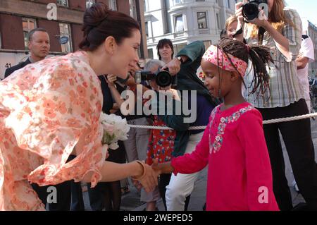 HRH Kronprinzessin Mary besucht dänische Flüchtlinge freiwillig Arbeit Einreise Kopenhagen Dänemark August 29,2005 . Stockfoto