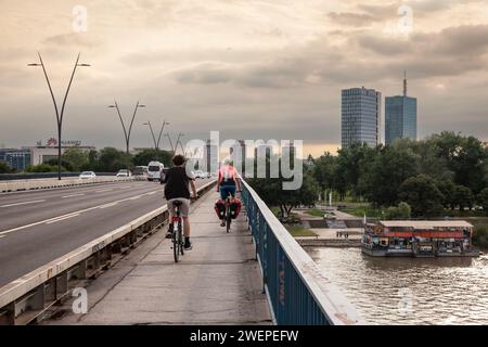 Bild von Brankos Brücke an einem sonnigen Nachmittag mit Radfahrern. Auch bekannt als Brankov Most, ist die zweitgrößte Brücke von Belgrad, S. Stockfoto