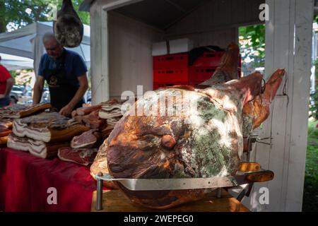 Bild eines serbischen Prsut-Schinkens, der auf einem Markt auf dem Land Serbiens geschnitten wird. Er ähnelt dem italienischen Prosciutto Crudo, ist ein italienischer Trockenläufer Stockfoto