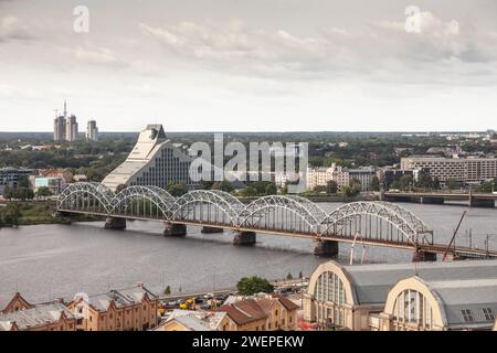 Bild der Rigaer Eisenbahnbrücke. Die Eisenbahnbrücke (oder Dzelzcela Tilts) ist eine Brücke, die den Fluss Daugava in Riga, der Hauptstadt Lettlands, überquert. Stockfoto