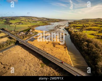 Newton Abbot, Großbritannien. Januar 2024. Wintersonne über der Teign-Brücke in Devon bei gutem Wetter in Großbritannien. Autor: Thomas Faull/Alamy Live News Stockfoto