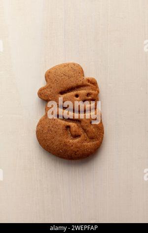 Schneemann Lebkuchenkeks auf weißem hölzernem Hintergrund Stockfoto