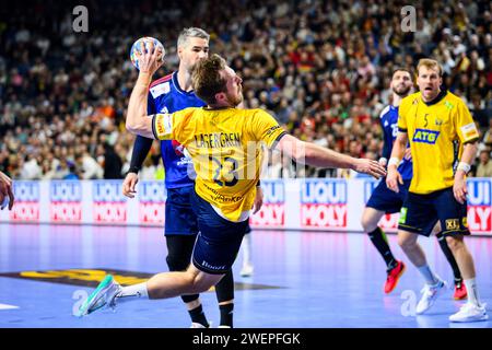 Köln, Deutschland. Januar 2024. Handball: Europameisterschaft, Frankreich - Schweden, Endrunde, Halbfinale, Lanxess Arena. Schwedens Albin Lagergren (Mitte) im Kampf gegen Luka Karabatic (links). Quelle: Tom Weller/dpa/Alamy Live News Stockfoto