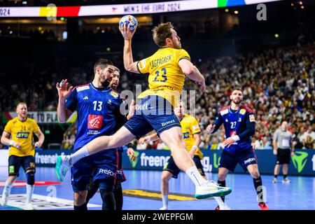 Köln, Deutschland. Januar 2024. Handball: Europameisterschaft, Frankreich - Schweden, Endrunde, Halbfinale, Lanxess Arena. Schwedens Albin Lagergren (Mitte) im Kampf gegen Nikola Karabatic (links). Quelle: Tom Weller/dpa/Alamy Live News Stockfoto