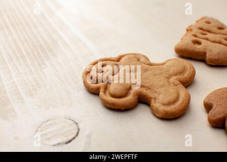 weihnachtliche Kekse auf weißem hölzernem Hintergrund Stockfoto