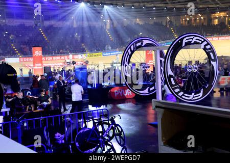 Berlin, Deutschland. Januar 2024. 26.01.2024, Velodrom, Berlin, DEU, 111. Berliner Sechstagerennen, im Bild Halleninnenansicht Foto: Jürgen Engler/nordphoto GmbH/dpa/Alamy Live News Stockfoto