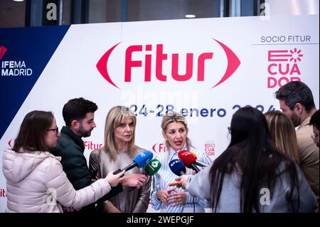 Fitur 2024: Yolanda Diaz bei Fitur Yolanda Diaz C, spanischer Minister für Arbeit und Sozialwirtschaft und zweiter Vizepräsident der spanischen Regierung, wurde von einem Journalisten während der Welttourismusmesse FITUR auf der IFEMA Expositive Spaces in Madrid, Spanien, interviewt. Madrid IFEMA Madrid Spanien Copyright: XAlbertoxGardinx 1039558528st Stockfoto