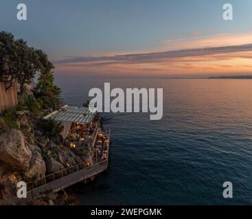Das Restaurant liegt an der Klippe am Meer Stockfoto