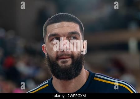 Monaco, Monaco. Januar 2024. Madrider Spieler #17 Vincent Poirier trainiert vor dem Spiel der Turkish Airlines in der Gaston-Medecin-Halle zwischen AS Monaco und Real Madrid. Endpunktzahl: AS Monaco 90 - 74 Real Madrid. (Foto: Laurent Coust/SOPA Images/SIPA USA) Credit: SIPA USA/Alamy Live News Stockfoto