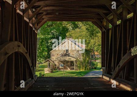 Haus in überdachter Brücke eingerahmt Stockfoto