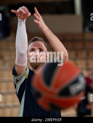 Monaco, Monaco. Januar 2024. Madrider Spieler #31 Dzanan Musa trainiert vor dem Spiel der Turkish Airlines Euroleague zwischen AS Monaco und Real Madrid in der Gaston-Medecin-Halle. Endpunktzahl: AS Monaco 90 - 74 Real Madrid. (Foto: Laurent Coust/SOPA Images/SIPA USA) Credit: SIPA USA/Alamy Live News Stockfoto